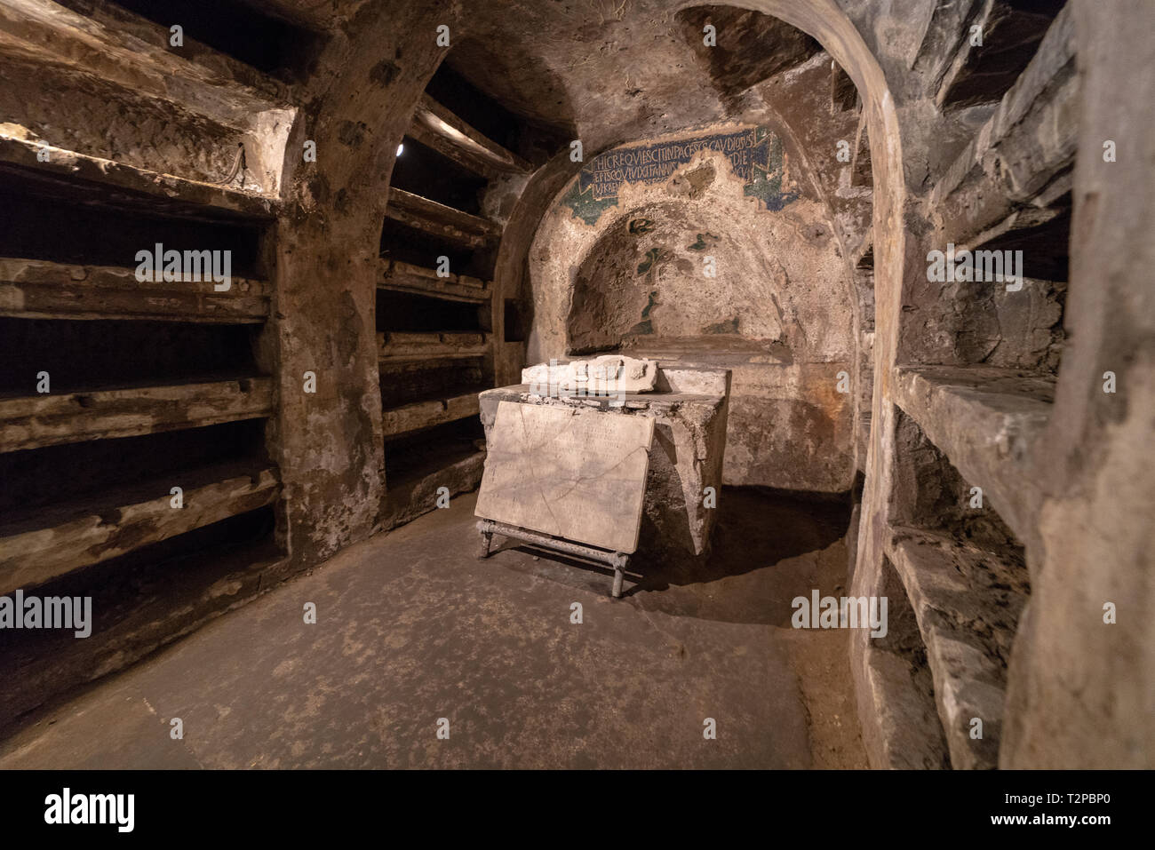 Catacombe di San Gaudenzio, Napoli, altare e loculi Stock Photo