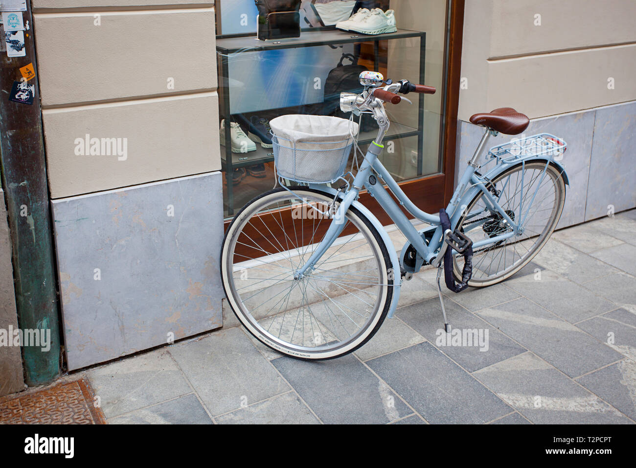 Classic vintage bicycle hi-res stock photography and images - Alamy