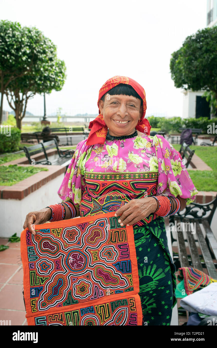 Guna / Kuna woman selling molas (hand-made textile designs made of a number of layers by hand stitches) near Paseo de las Bóvedas, Panama City, Panama Stock Photo