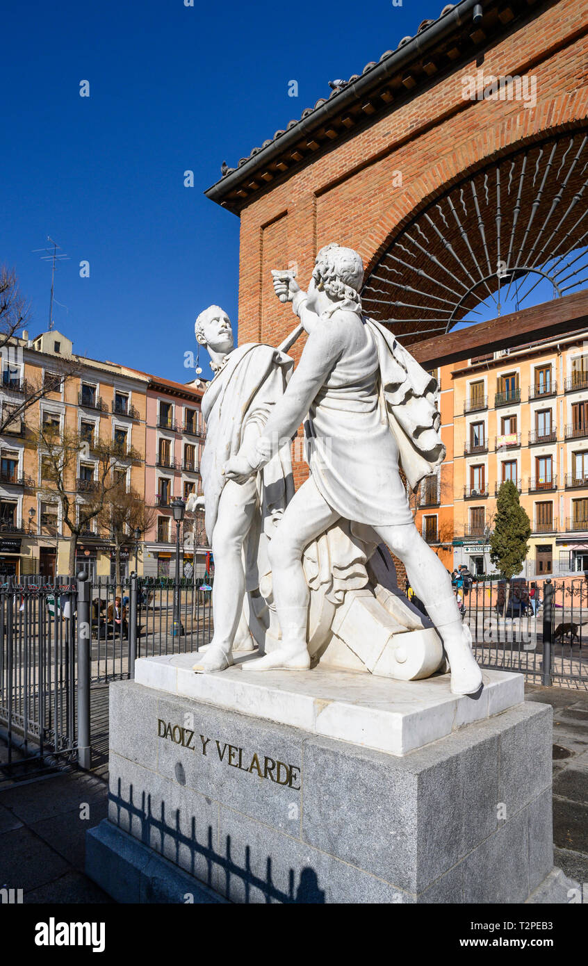 Monument to Luis Daoíz and Pedro Velarde, heros of the Spanish war of independence, in the Plaza dos de Mayo in the heart of the Malasana disrict, cen Stock Photo