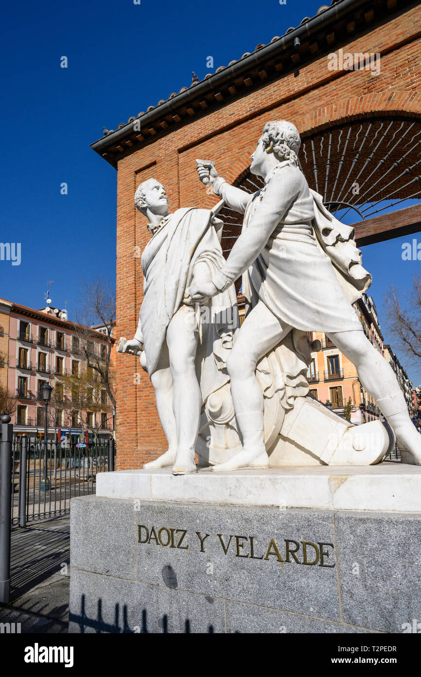 Monument to Luis Daoíz and Pedro Velarde, heros of the Spanish war of independence, in the Plaza dos de Mayo in the heart of the Malasana disrict, cen Stock Photo