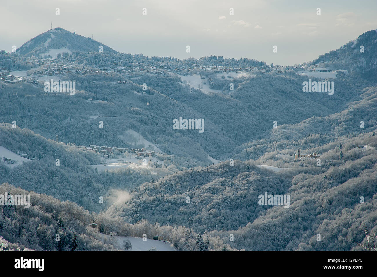 Fresh winter mountain view hi-res stock photography and images - Alamy