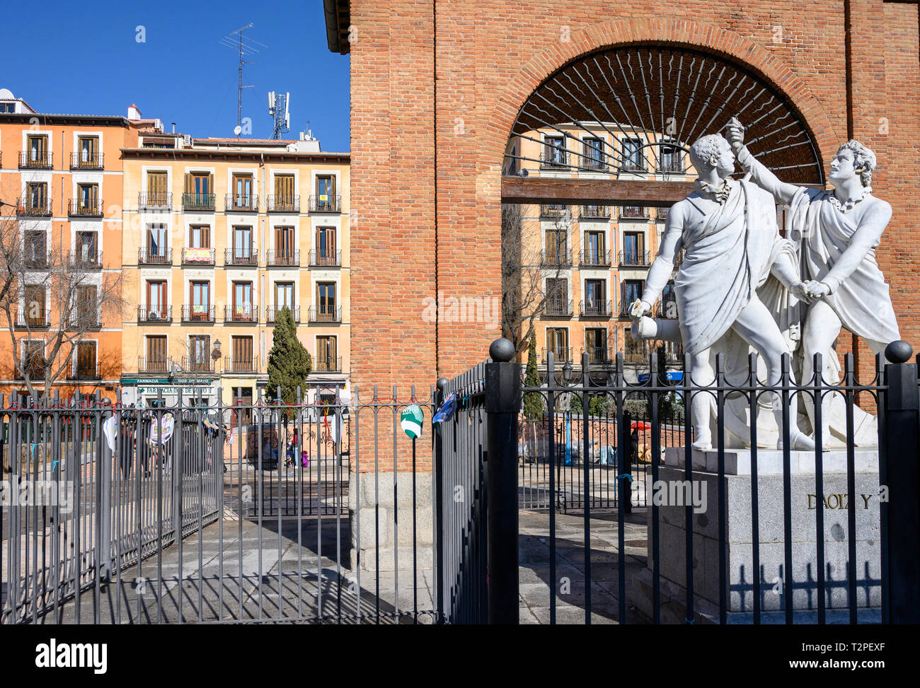 Monument to Luis Daoíz and Pedro Velarde, heros of the Spanish war of independence, in the Plaza dos de Mayo in the heart of the Malasana disrict, cen Stock Photo