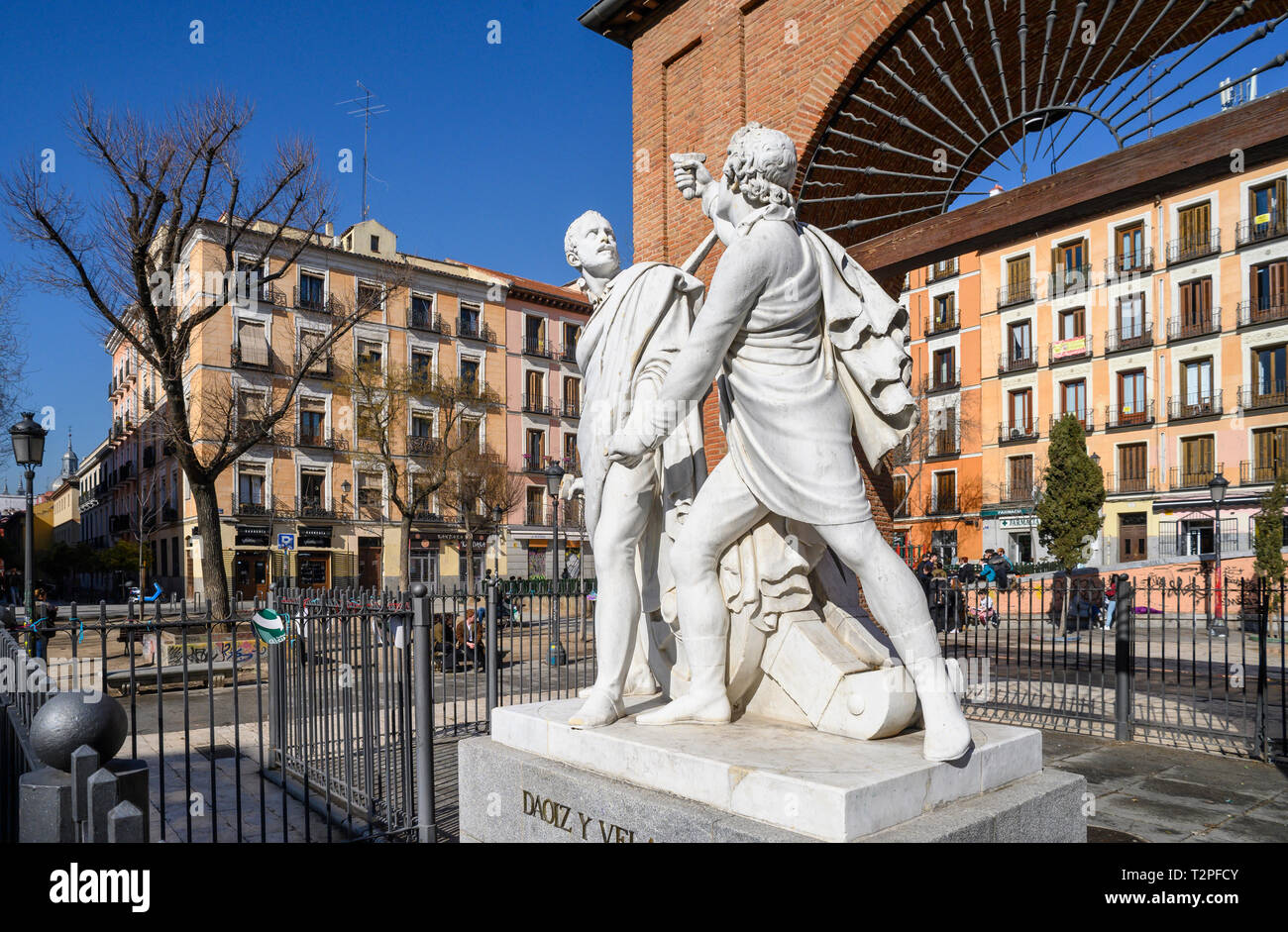 Monument to Luis Daoíz and Pedro Velarde, heros of the Spanish war of independence, in the Plaza dos de Mayo in the heart of the Malasana disrict, cen Stock Photo