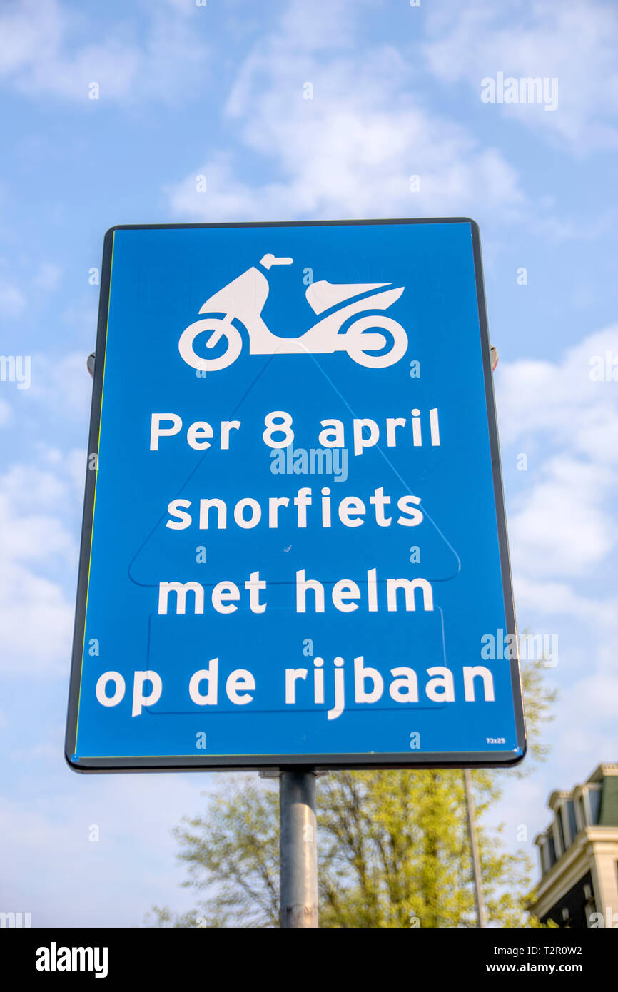 Warning sign helmet hires stock photography and images Alamy