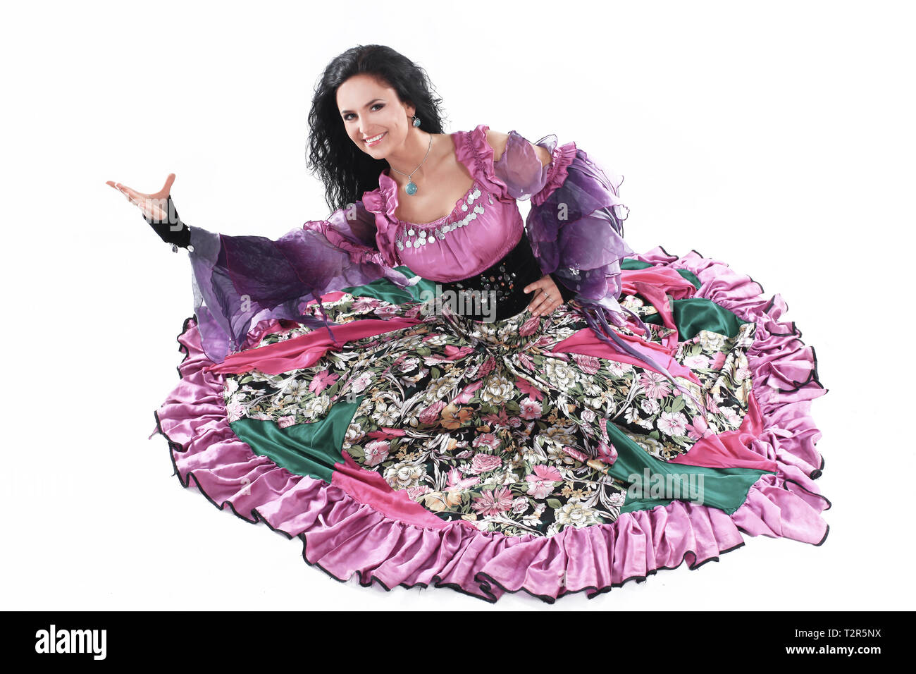 давайте девочки разучим цыганский. цыгане танцуют. давайте девочки разучим цыганский. патрина шаркози. девочка цыганка маленькая танцует.