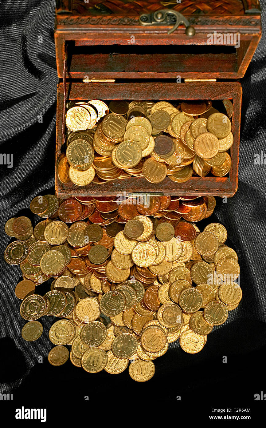 Treasure chest gold coins hi-res stock photography and images - Alamy