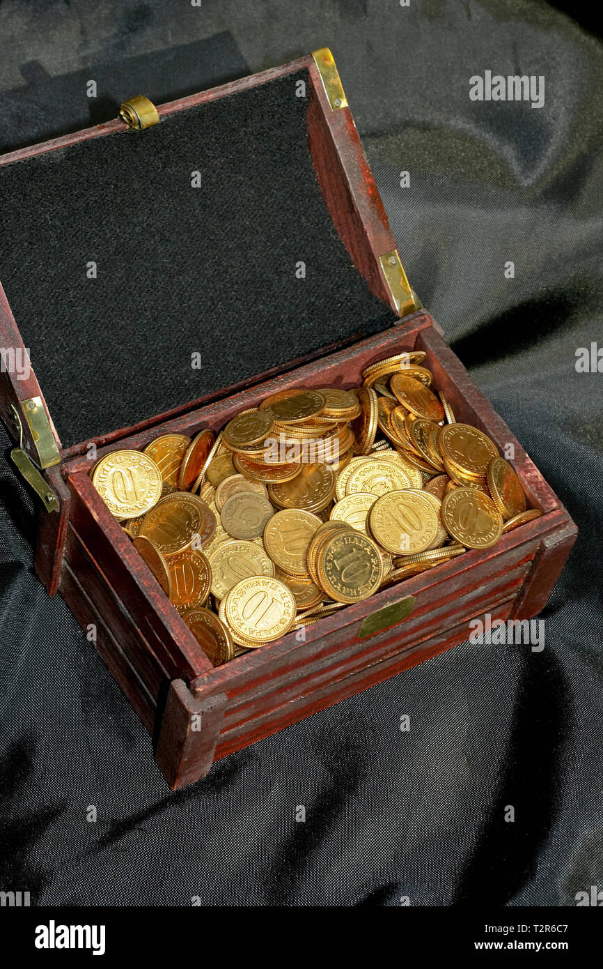 Gold treasure chest golden hi-res stock photography and images - Alamy