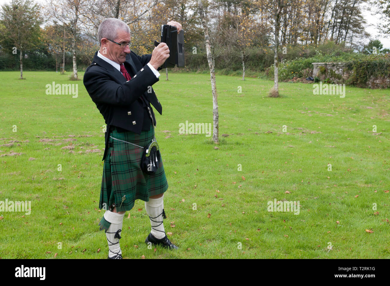 Man wearing scottish kilt hi-res stock photography and images - Alamy