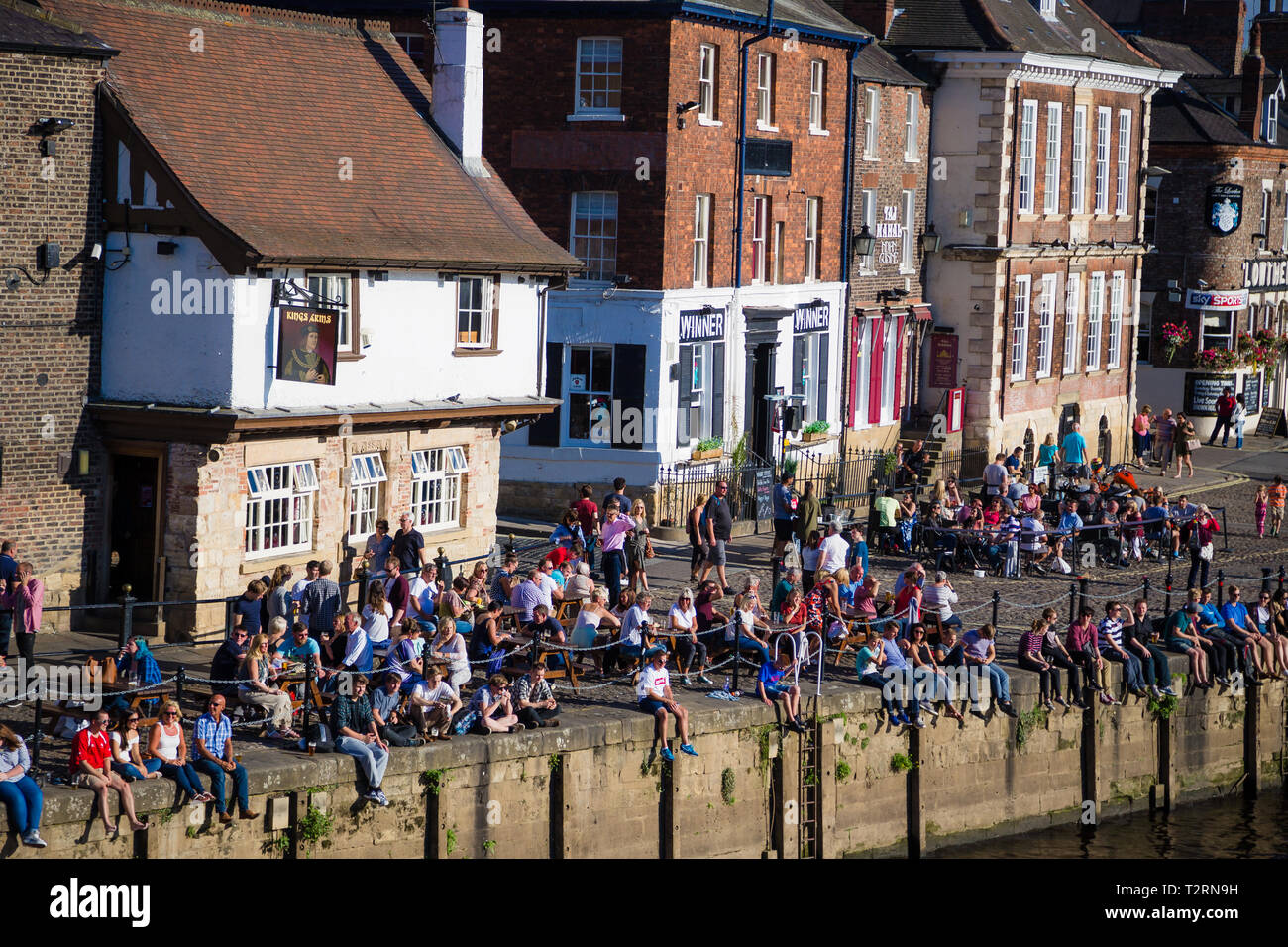 York, North Yorkshire. Kings Arms pub by the River Ouse, people having a drink and enjoying the sun. Stock Photo
