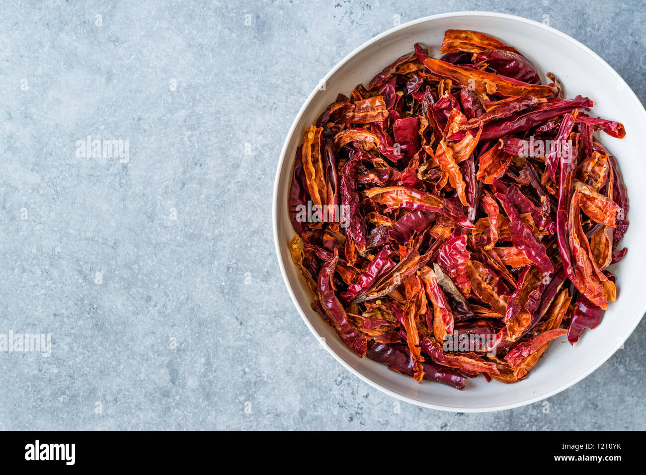 Bright red dried chillies hi-res stock photography and images - Alamy