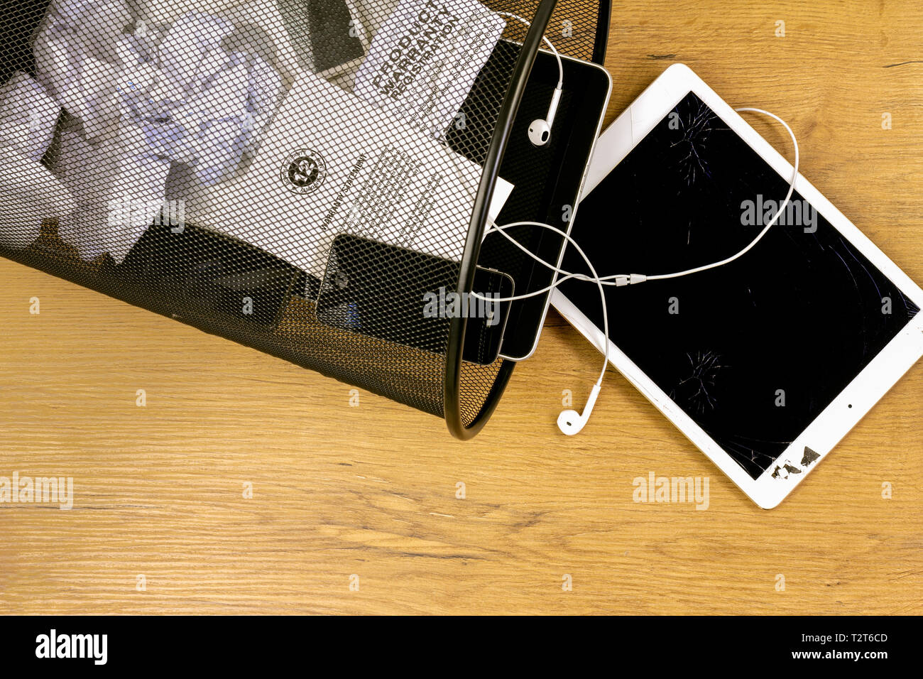 Throw away phone hires stock photography and images Alamy