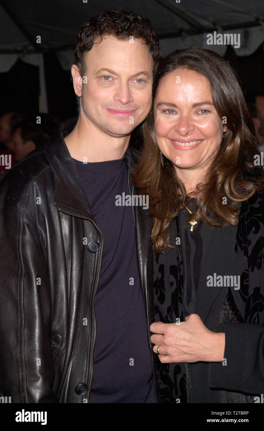 LOS ANGELES, CA. March 06, 2000:  Actor GARY SINISE & actress wife MOIRA HARRIS at the premiere, in Hollywood, of his new movie 'Mission to Mars'. © Paul Smith / Featureflash Stock Photo