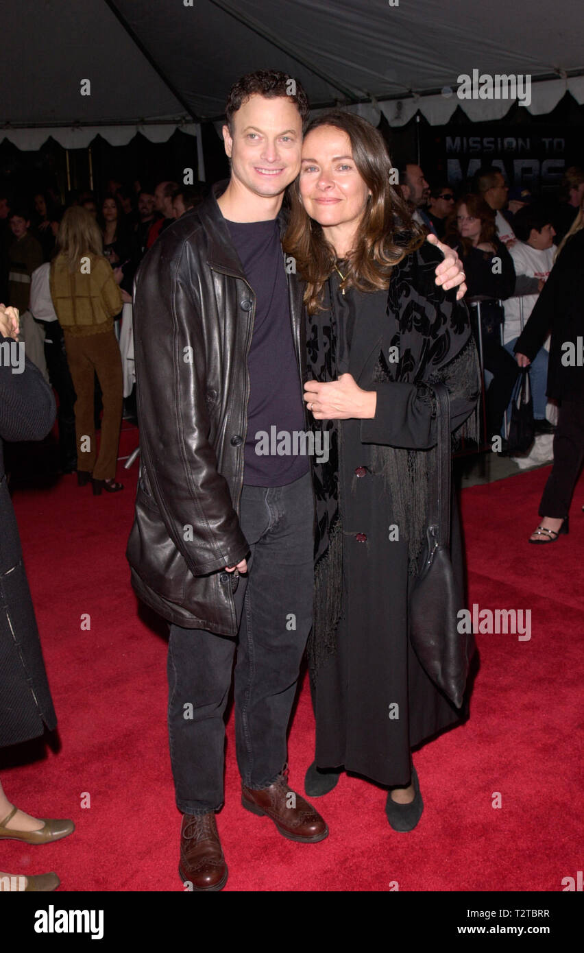 LOS ANGELES, CA. March 06, 2000:  Actor GARY SINISE & actress wife MOIRA HARRIS at the premiere, in Hollywood, of his new movie 'Mission to Mars'. © Paul Smith / Featureflash Stock Photo