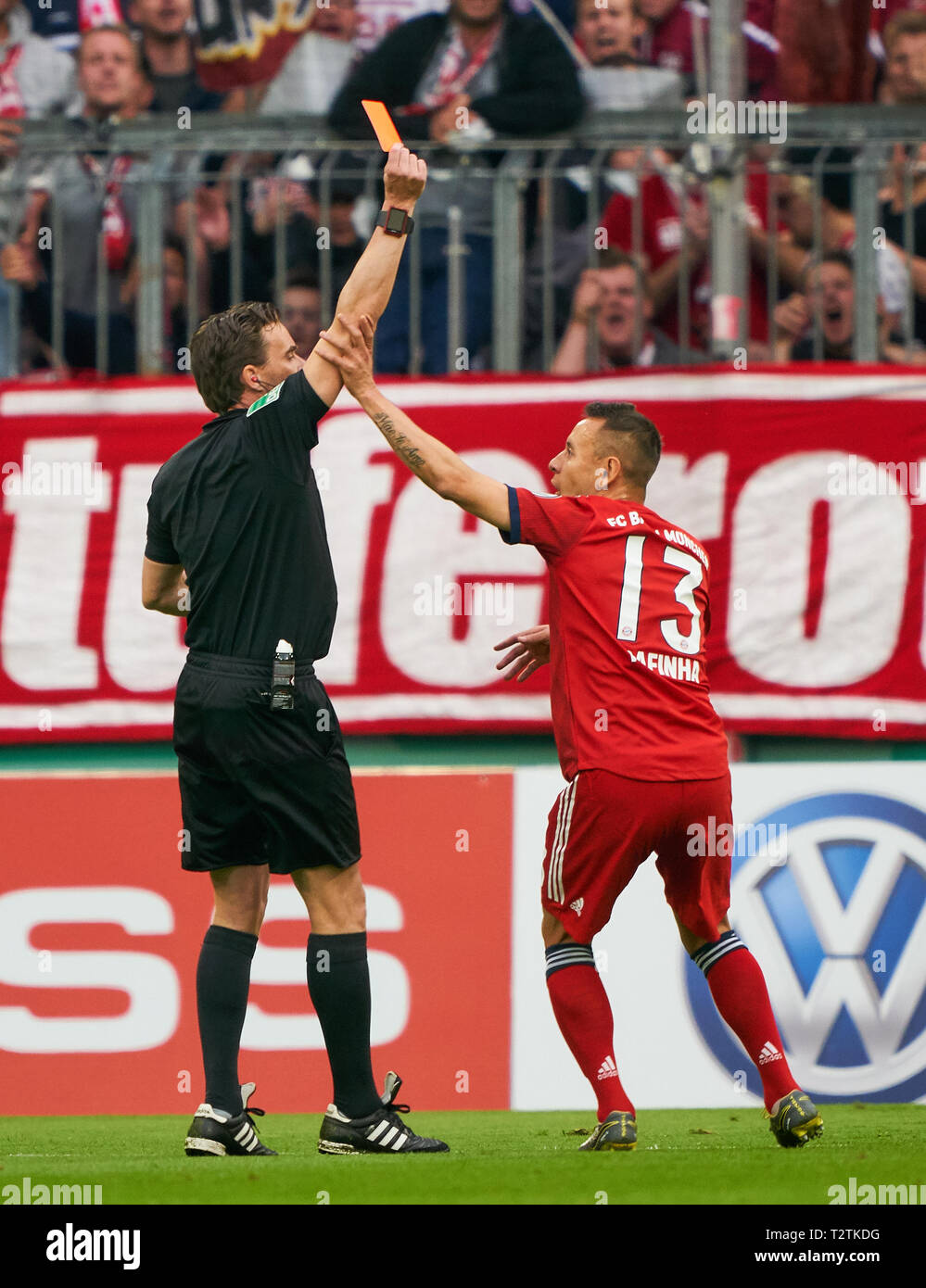 Munich, Germany. 03rd Apr, 2019. Referee Guido WINKMANN with whistle,  gestures, shows, watch, individual action, shows red card to Niklas SUELE,  FCB 4 after Video assist, videorecord, videoreferee, videotape, sign, hand  to