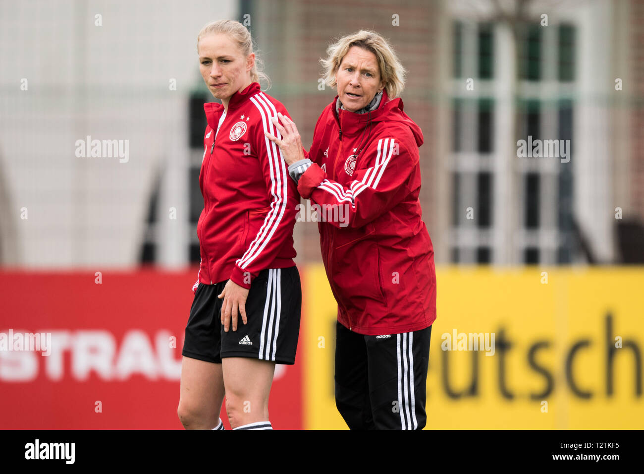 Martina VOSS-TECKLENBURG (r., Coach, coachin, coach, GER) gives besides Pauline BREMER (GER) gives instruction, instructions, half figure, half figure, photo event of the football women national team Germany (GER), on 03.04.2019 in Marienfeld/Germany. ¬ | usage worldwide Stock Photo
