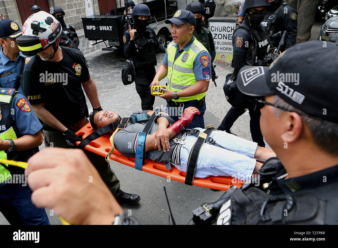 Manila, Philippines. 4th Apr, 2019. Members of the Philippine National Police (PNP) and rescuers carry a mock terrorism victim during an anti-terrorism drill in Manila, the Philippines, April 4, 2019. Philippine security forces have tightened security after Wednesday's blast in southern Philippine Isulan town in Sultan Kudarat province that wounded 18 people at least, a military general said on Thursday. Credit: Rouelle Umali/Xinhua/Alamy Live News Stock Photo