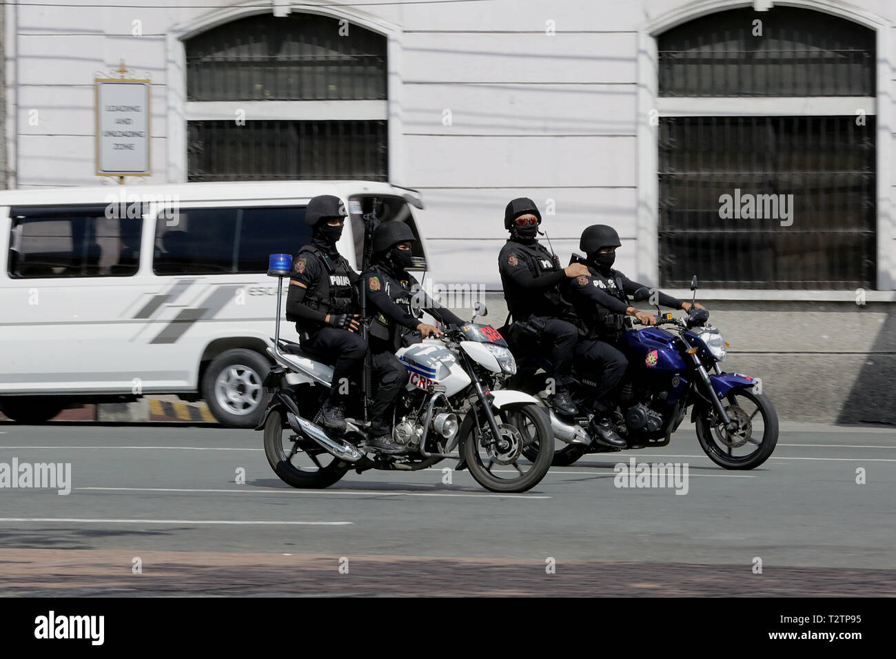 Manila, Philippines. 4th Apr, 2019. Members of the Philippine National Police's Special Weapons and Tactics (PNP-SWAT) participate in an anti-terrorism drill in Manila, the Philippines, April 4, 2019. Philippine security forces have tightened security after Wednesday's blast in southern Philippine Isulan town in Sultan Kudarat province that wounded 18 people at least, a military general said on Thursday. Credit: Rouelle Umali/Xinhua/Alamy Live News Stock Photo