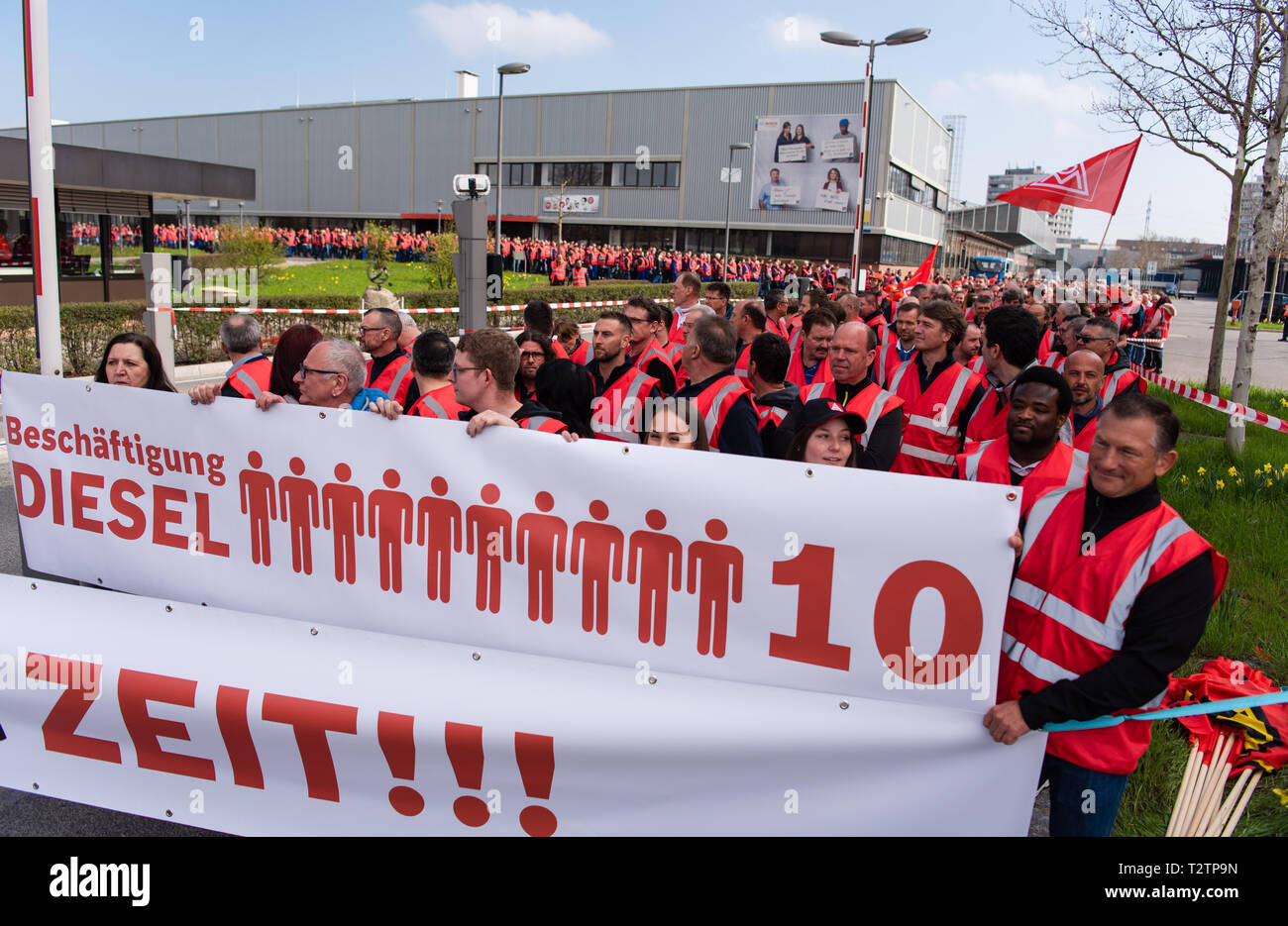 Bamberg, Germany. 04th Apr, 2019. During a demonstration, employees of the  automotive supplier Bosch hold a banner with the inscription "Employment  Diesel 10" in their hands. Several thousand employees of the automotive