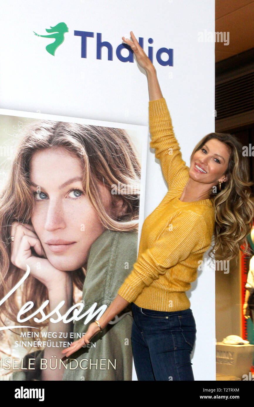 Gisele Bündchen during her visit of Thalia Book Store on April 3, 2019