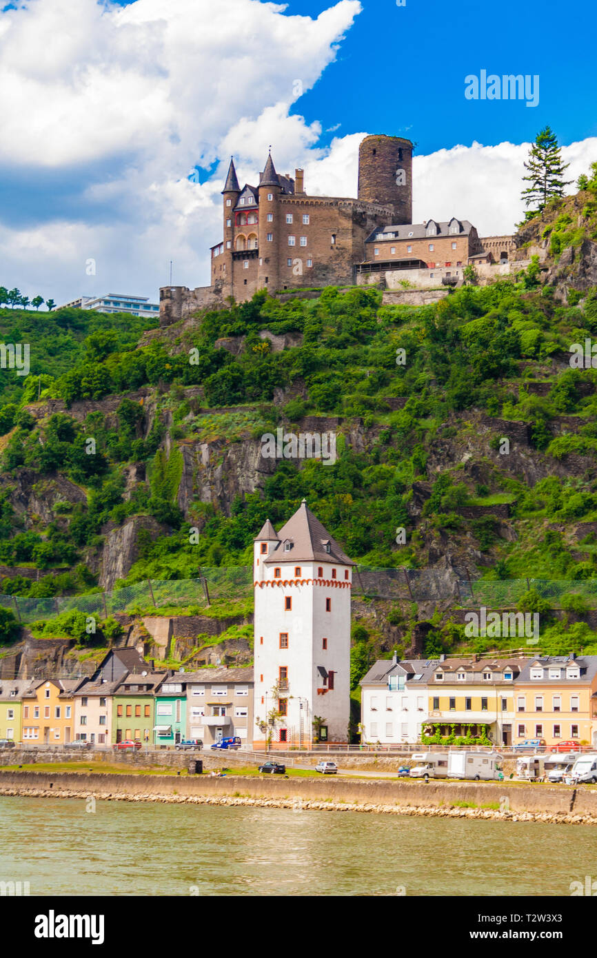 Great riverside view of Katz Castle, built on a ledge above St. Goarshausen. The town with its white medieval square eastern tower is located within... Stock Photo