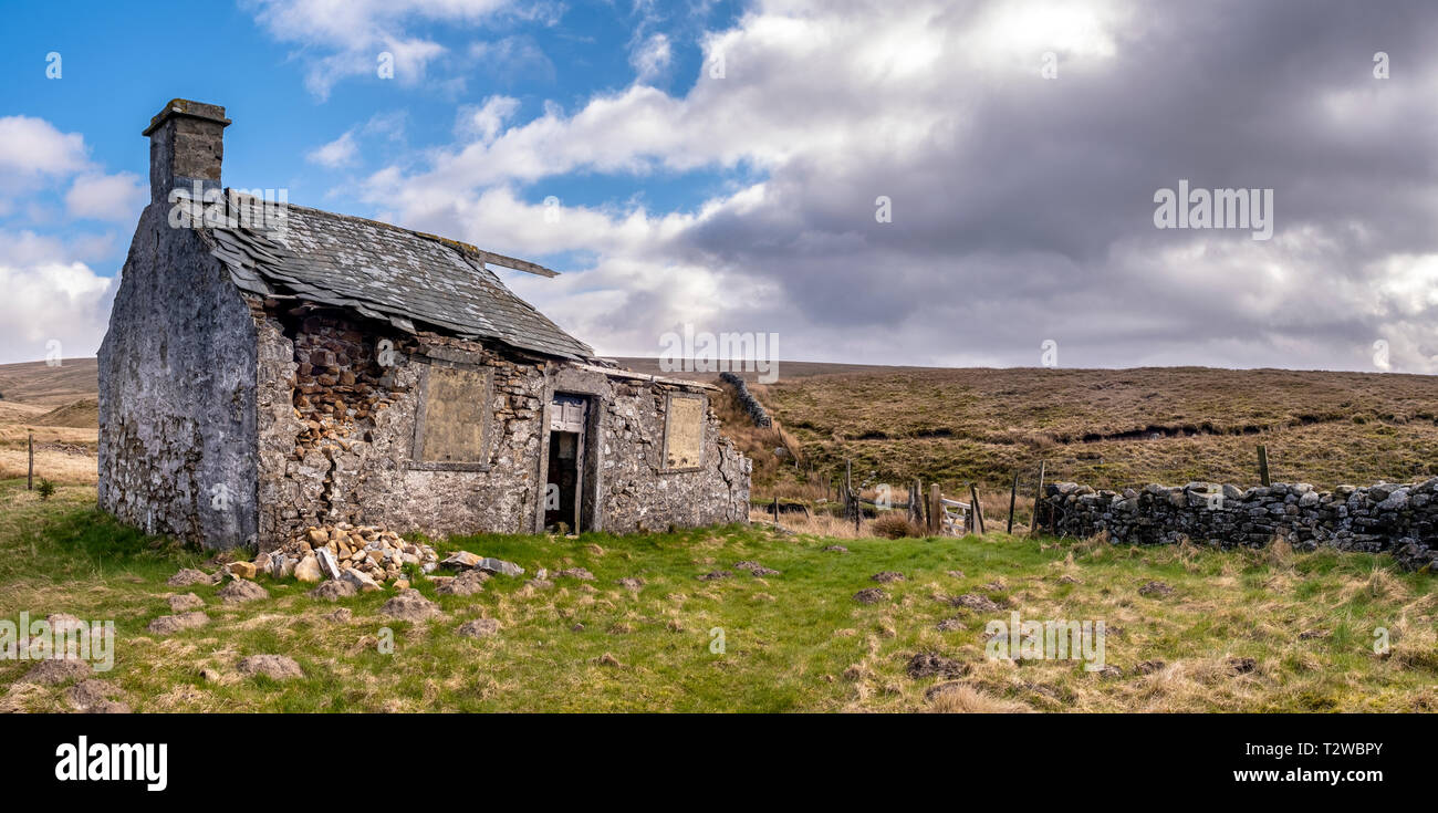 An old 19th Centuary shooting lodge high above Widdale in the Yorkshire Dales.  Gayle Beck Lodge sits between Dodd Fell and Dent Fell on the road from Stock Photo