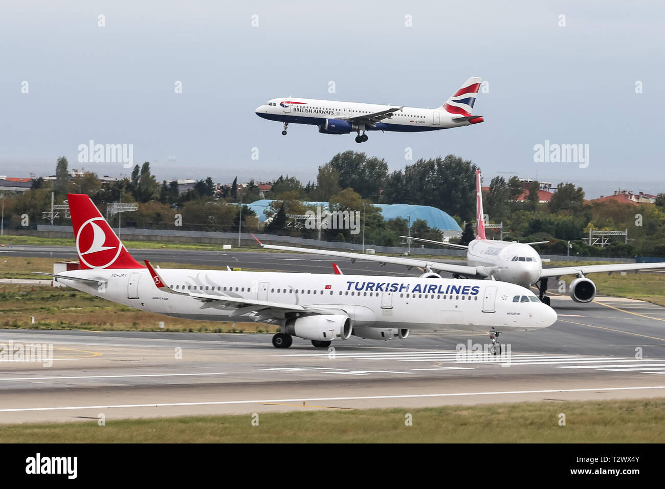 ISTANBUL, TURKEY - SEPTEMBER 30, 2018: British Airways Airbus A320-232 (CN 3351) landing to Istanbul Ataturk Airport. British Airways has 279 fleet si Stock Photo