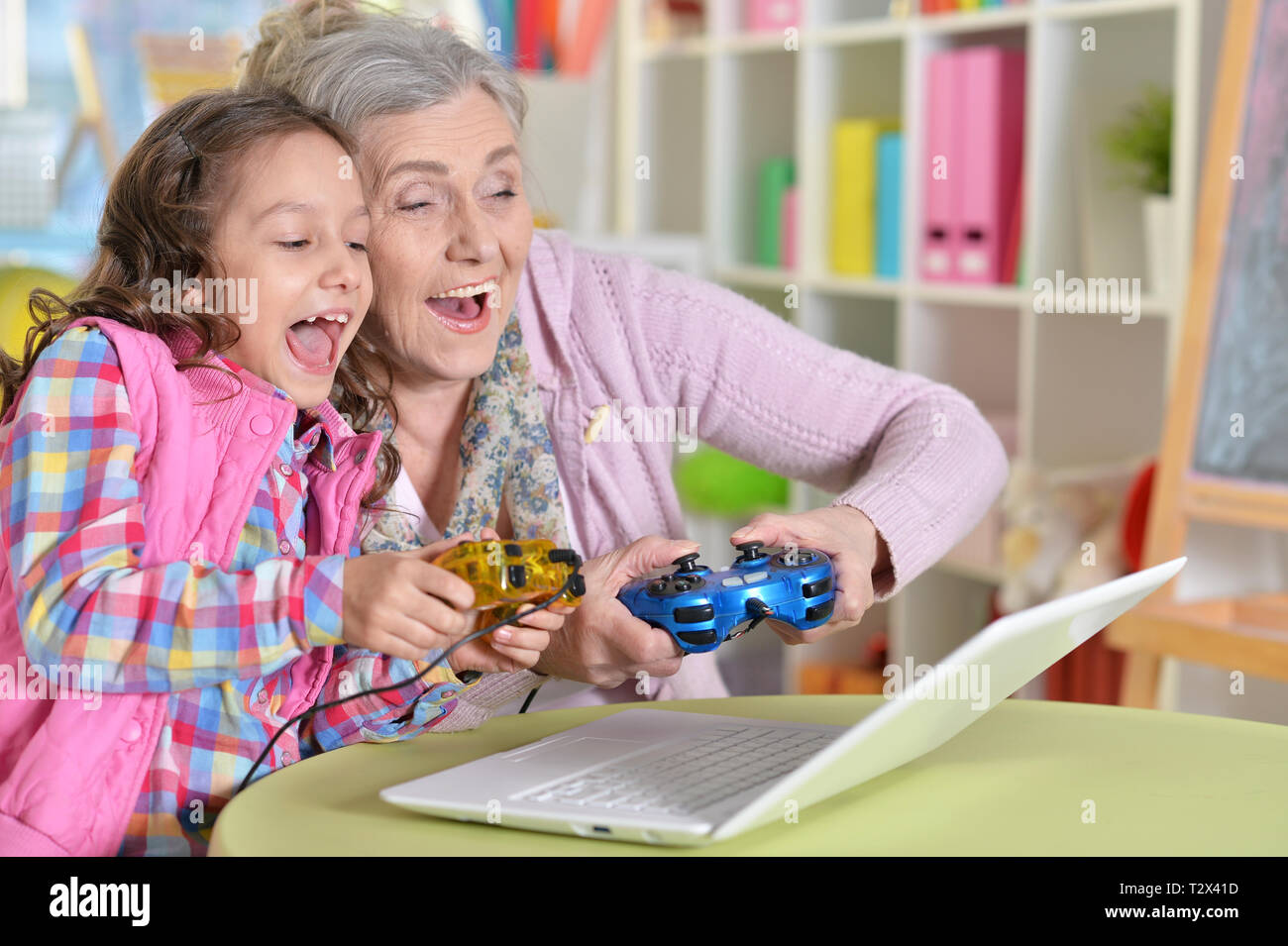 Можно бабушке играть. Бабушка играет с внучкой. Играем с внучками. Бабушка играет в игрушки. Во что играют бабушки.