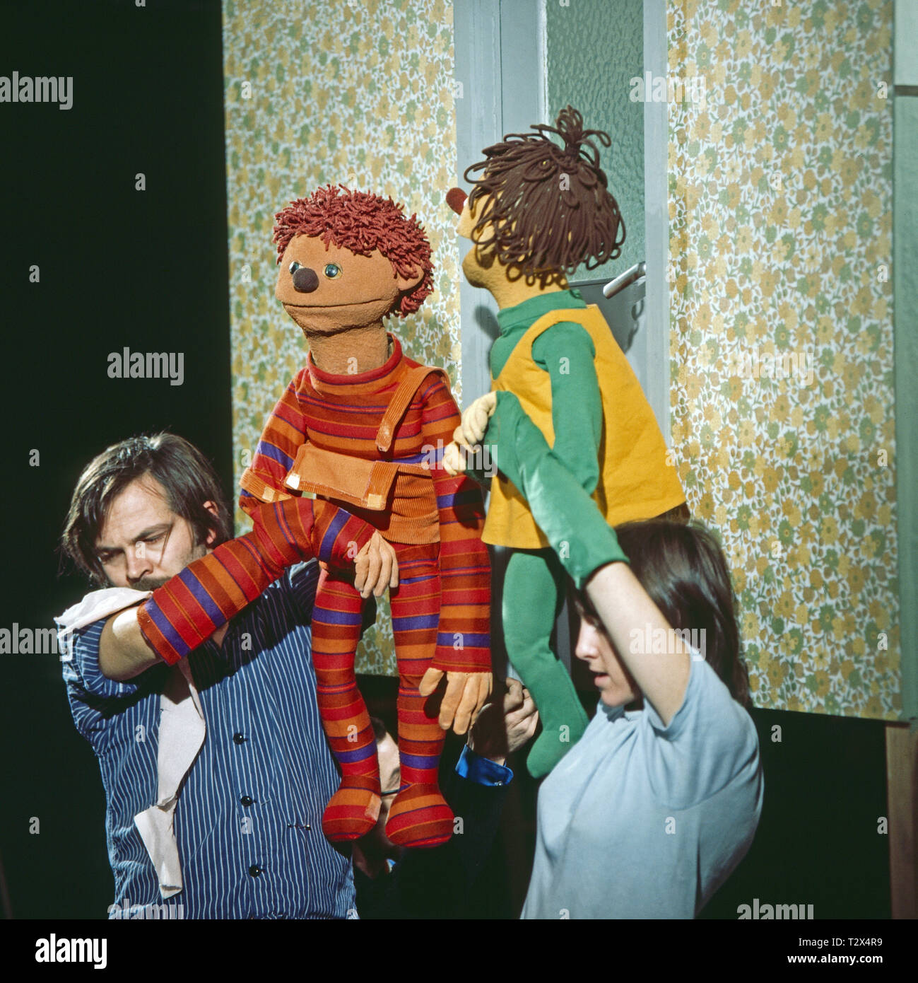 Rappelkiste, Fernsehserie, Episode 'Wie wird das im Fernsehen gemacht?', Puppenspieler Kristov Brändli mit der Puppe Ratz und Rita Ziegler mit der Puppe Rübe. Stock Photo
