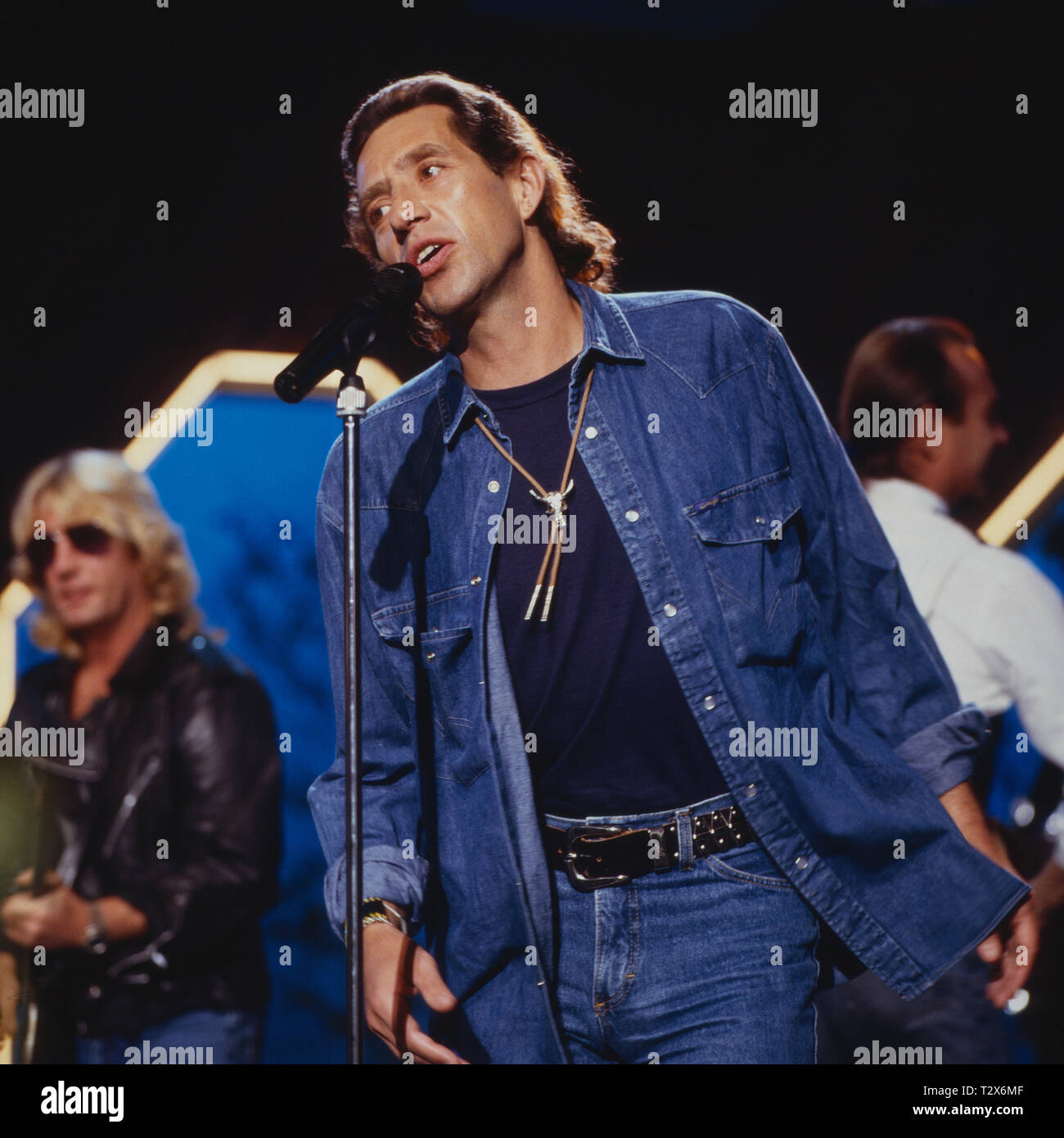 Stephan Remmler, deutscher Sänger, bei einem Auftritt im Fernsehen, Deutschland 1989. German singer Stephan Remmler performing in German TV, Germany 1989. Stock Photo