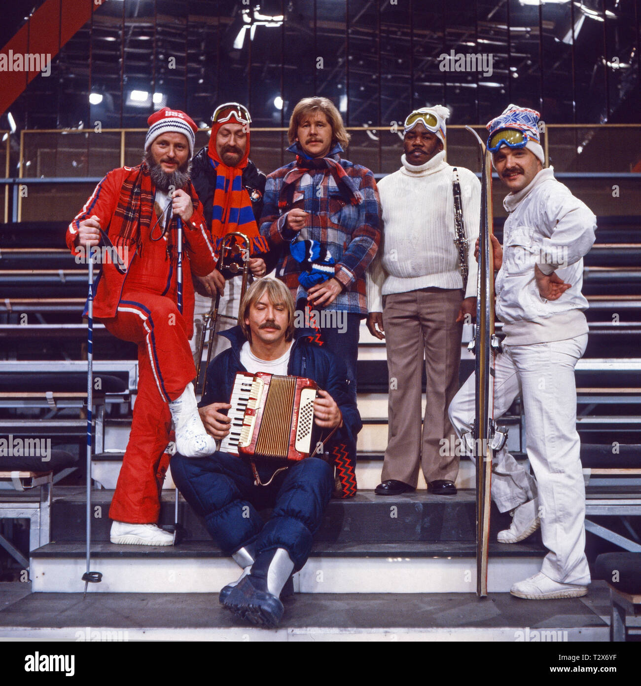 ZDF Hitparade, Rentnerband, Musikgruppe aus Hamburg mit dem Song 'Ski Heil - Bein kaputt', Deutschland 1981. (mit Akkordeon: Werner Böhm) Stock Photo