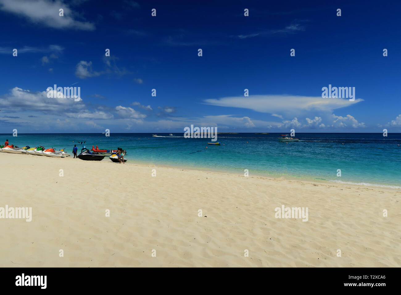 Sandy beach and blue skies in the Bahamas Stock Photo - Alamy