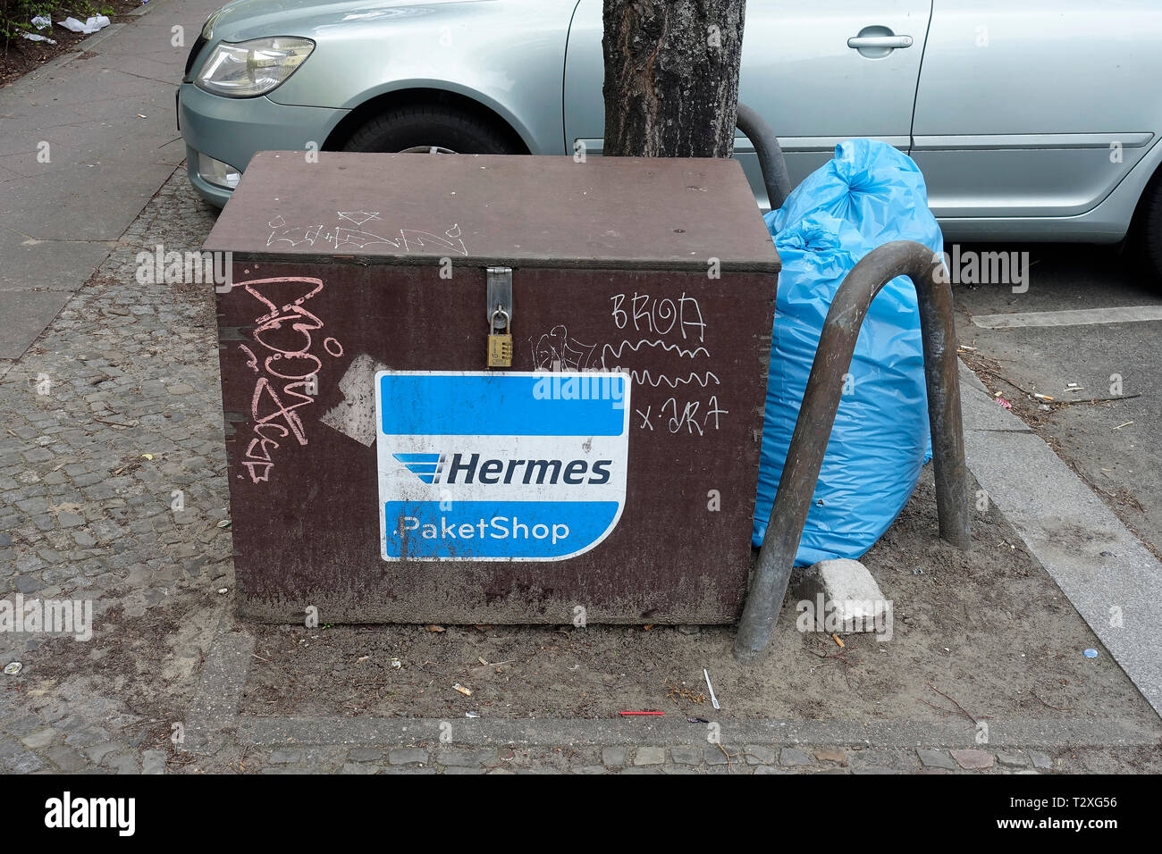 Box with the inscription Hermes Paket + Shop, Berlin, Germany Stock Photo -  Alamy