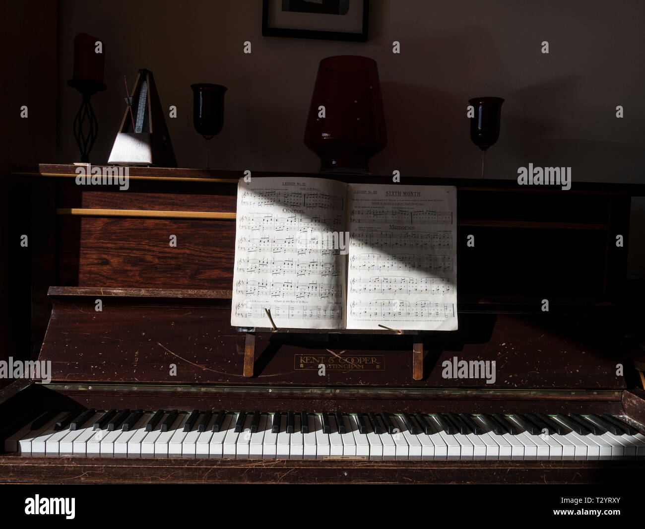 Upright piano hires stock photography and images Alamy