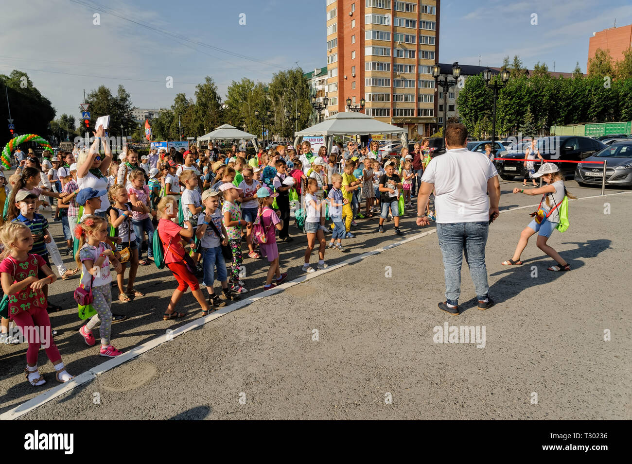 Tyumen, Russia - August 26, 2016: Open Day of Sberbank for children. The animator entertains children in show program Stock Photo