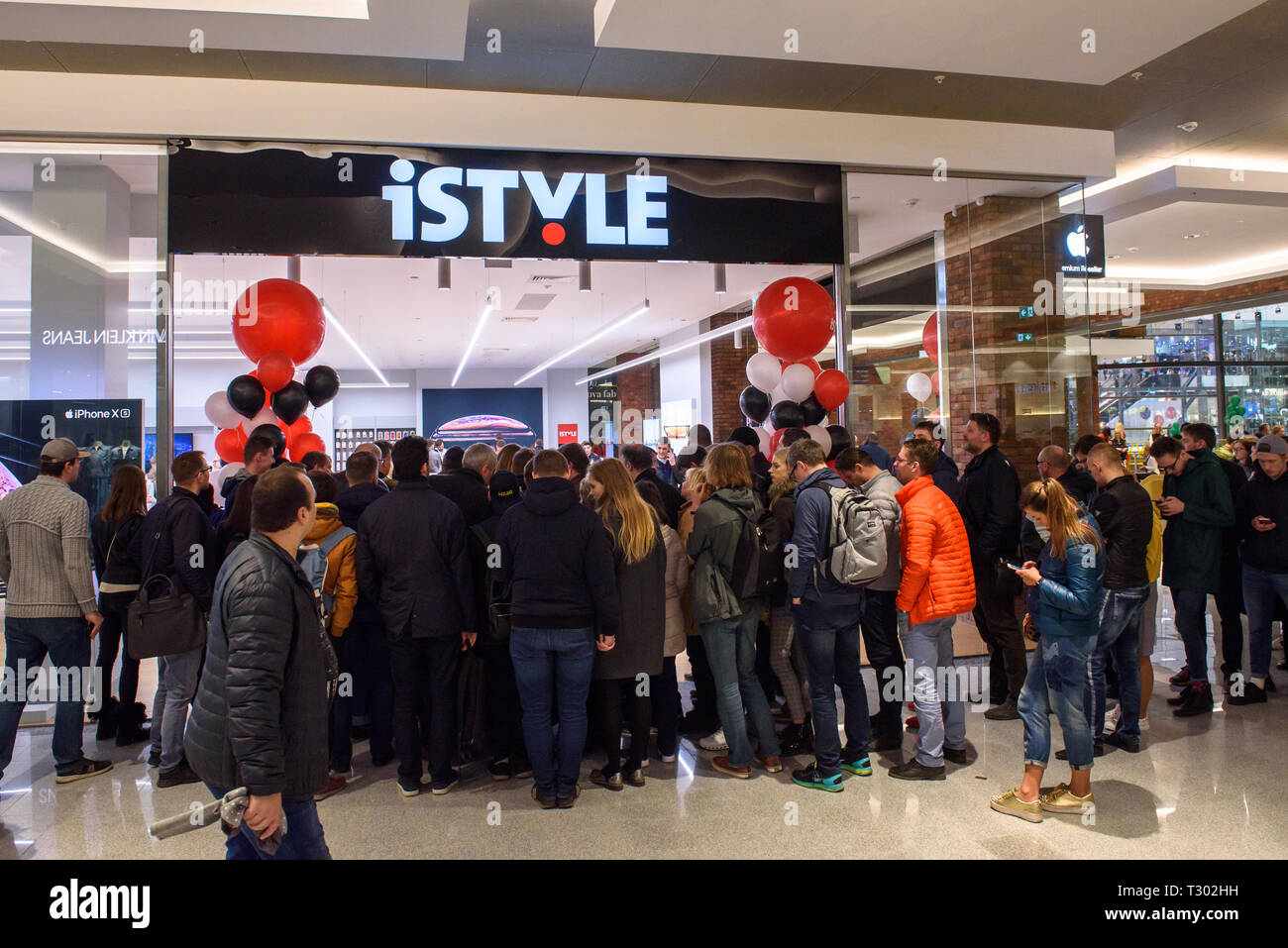 04.04.2019. RIGA, LATVIA. Crowd with people near ISTYLE shop - Apple Premium Reseller Shop in Akropole shopping centre. Official opening of biggest sh Stock Photo