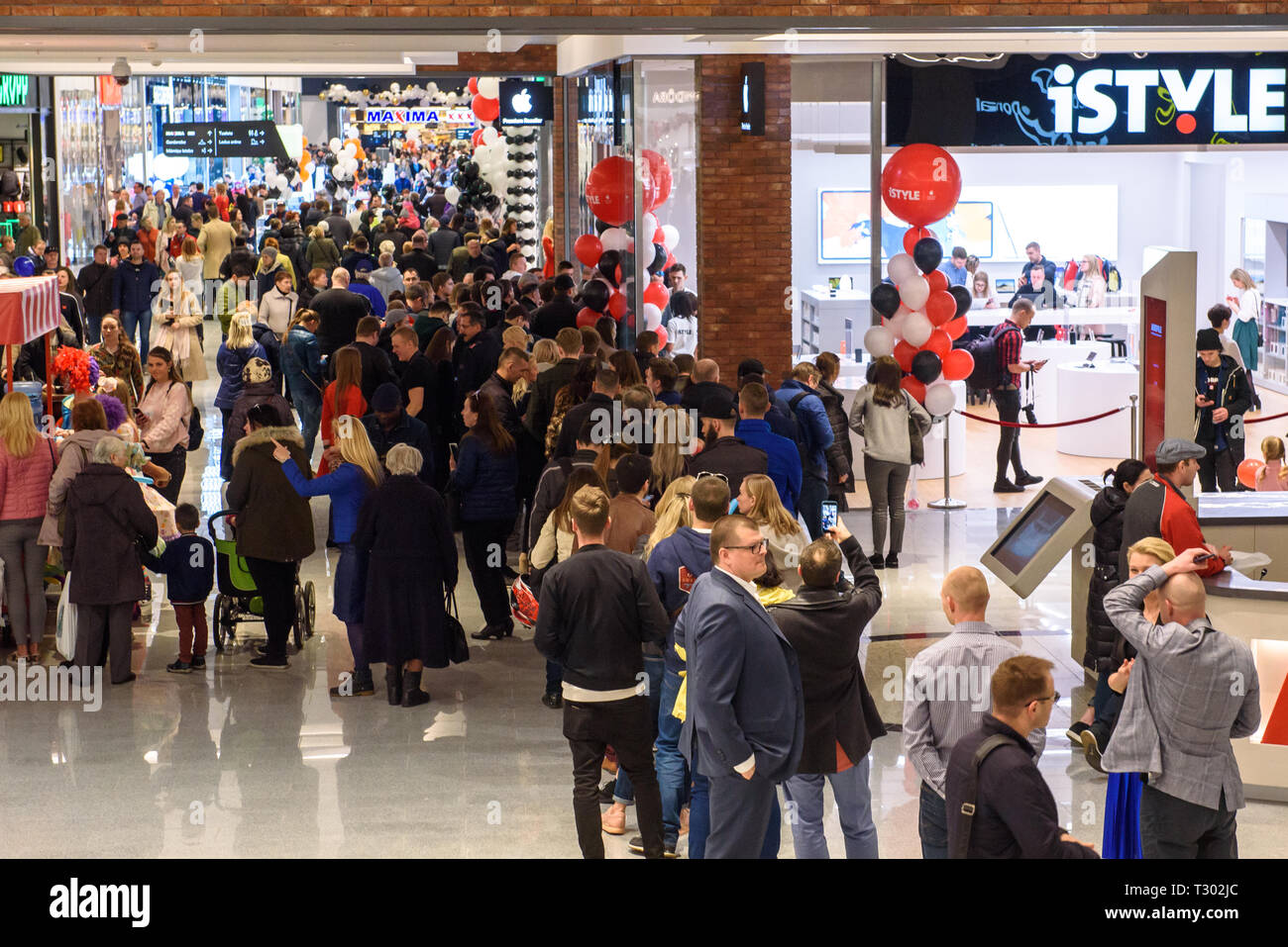 04.04.2019. RIGA, LATVIA. Crowd with people near ISTYLE shop - Apple Premium Reseller Shop in Akropole shopping centre. Official opening of biggest sh Stock Photo