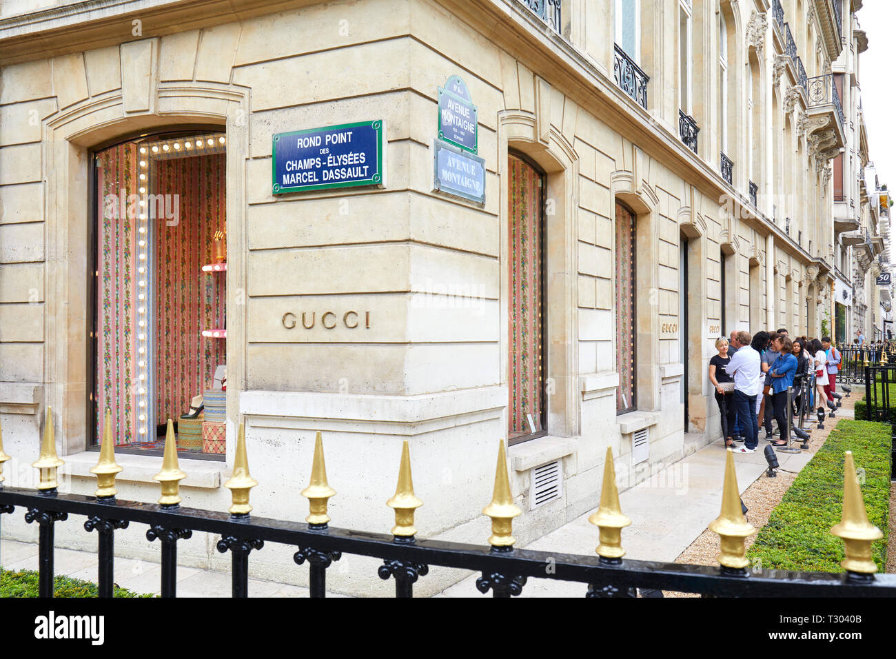 PARIS, FRANCE - JULY 22, 2017: Gucci fashion luxury store in avenue  Montaigne with people in queue in Paris, France Stock Photo - Alamy