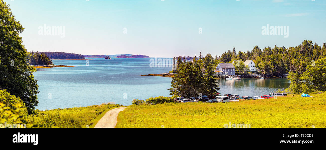Hog Island Audubon Camp (to the right) is located in the picturesque Lower Narrows of Muscongus Bay in Bremen, Maine, USA. Stock Photo