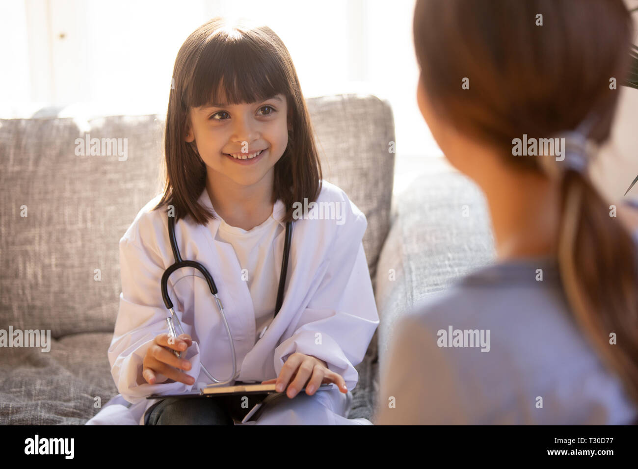 Мамочка мы с братиком играли во врача. Ребенок играет в доктора на сером фоне. Мамочка мы с братиком играли во врача. Ребенок на приеме у врача. Девочка доктор.