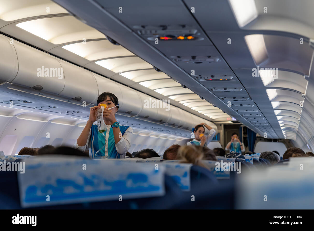 Oxygen masks hi-res stock photography and images - Alamy