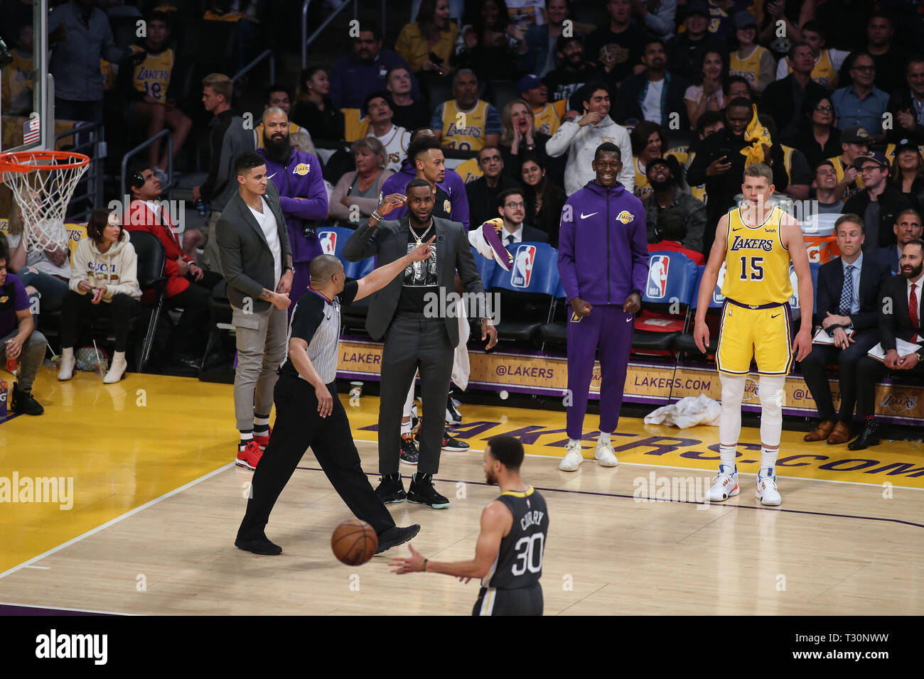 Lebron james lakers dunk hi-res stock photography and images - Alamy