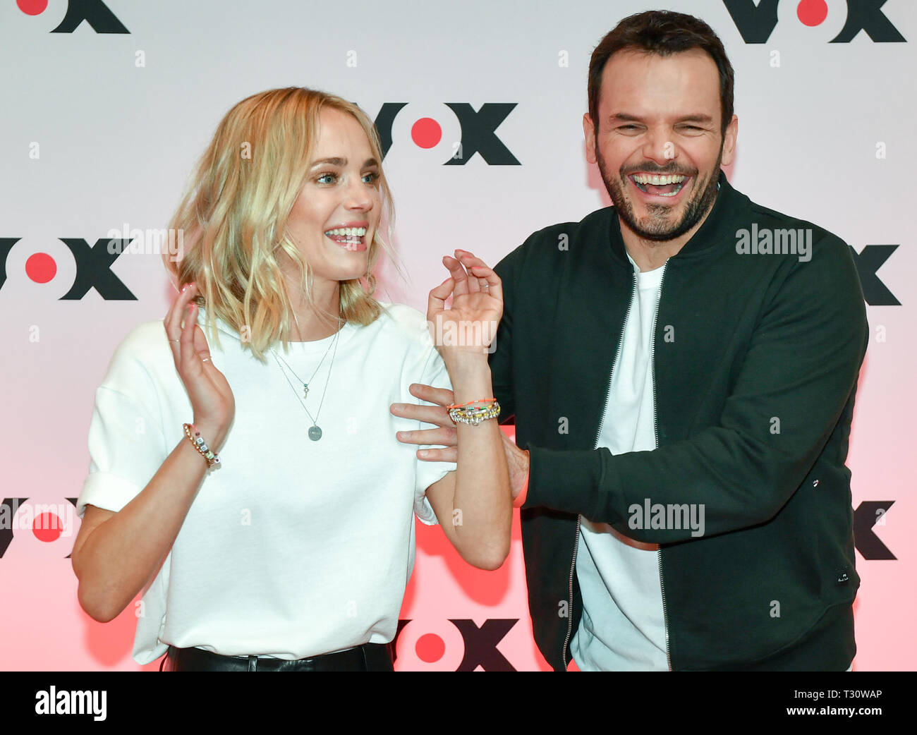 Berlin, Germany. 05th Apr, 2019. Annie Hoffmann and Steffen Henssler from  the show "Grill den Henssler" take part in a press event of the TV channel  Vox. Credit: Jens Kalaene/dpa-Zentralbild/dpa/Alamy Live News
