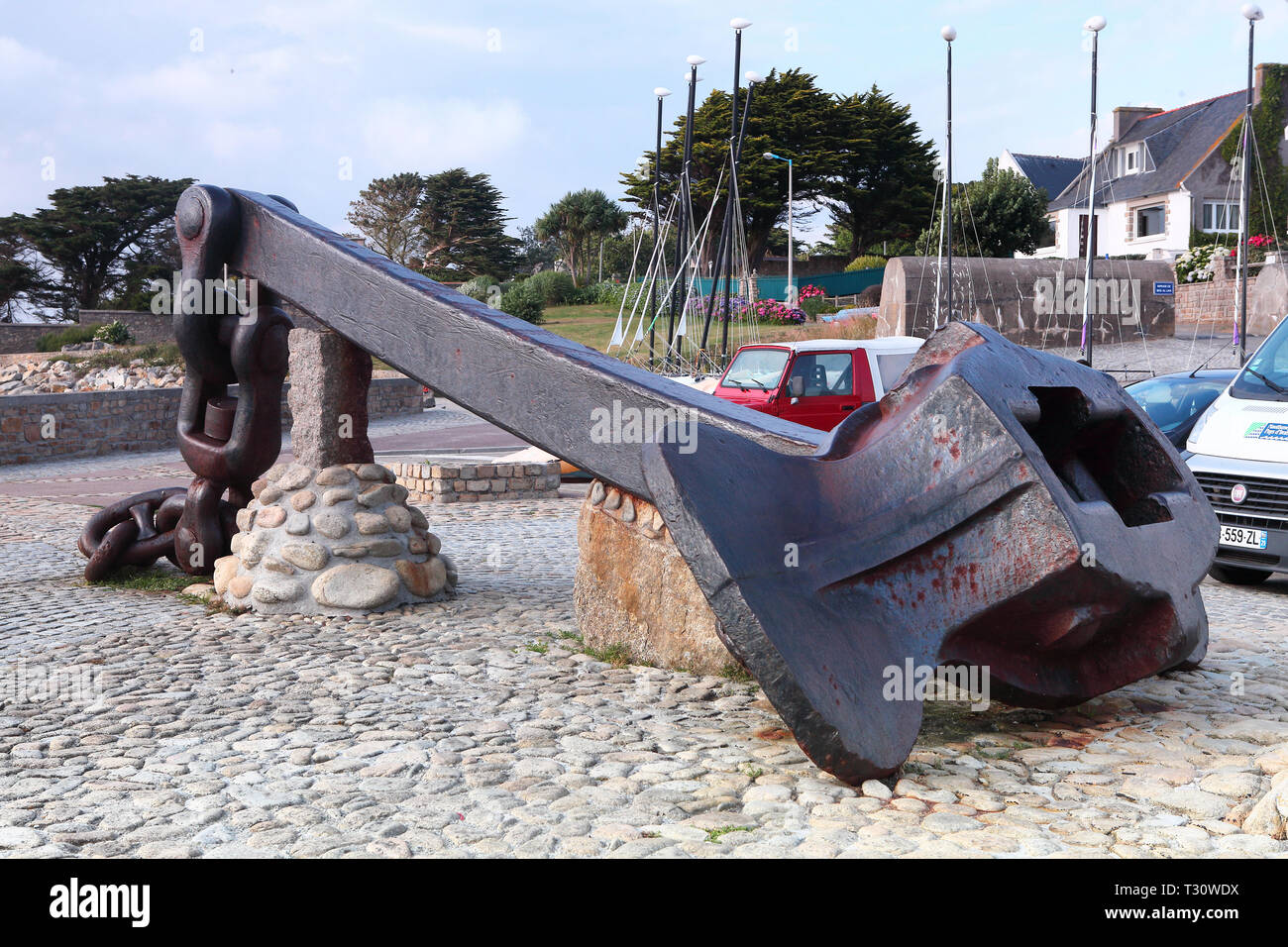 Plogoff, Frankreich. 02nd Aug, 2018. View of the anchor in the harbor of the sunken oil tanker Amocco Cadiz in Portsall, near Ploudalmézeau | usage worldwide Credit: dpa/Alamy Live News Stock Photo
