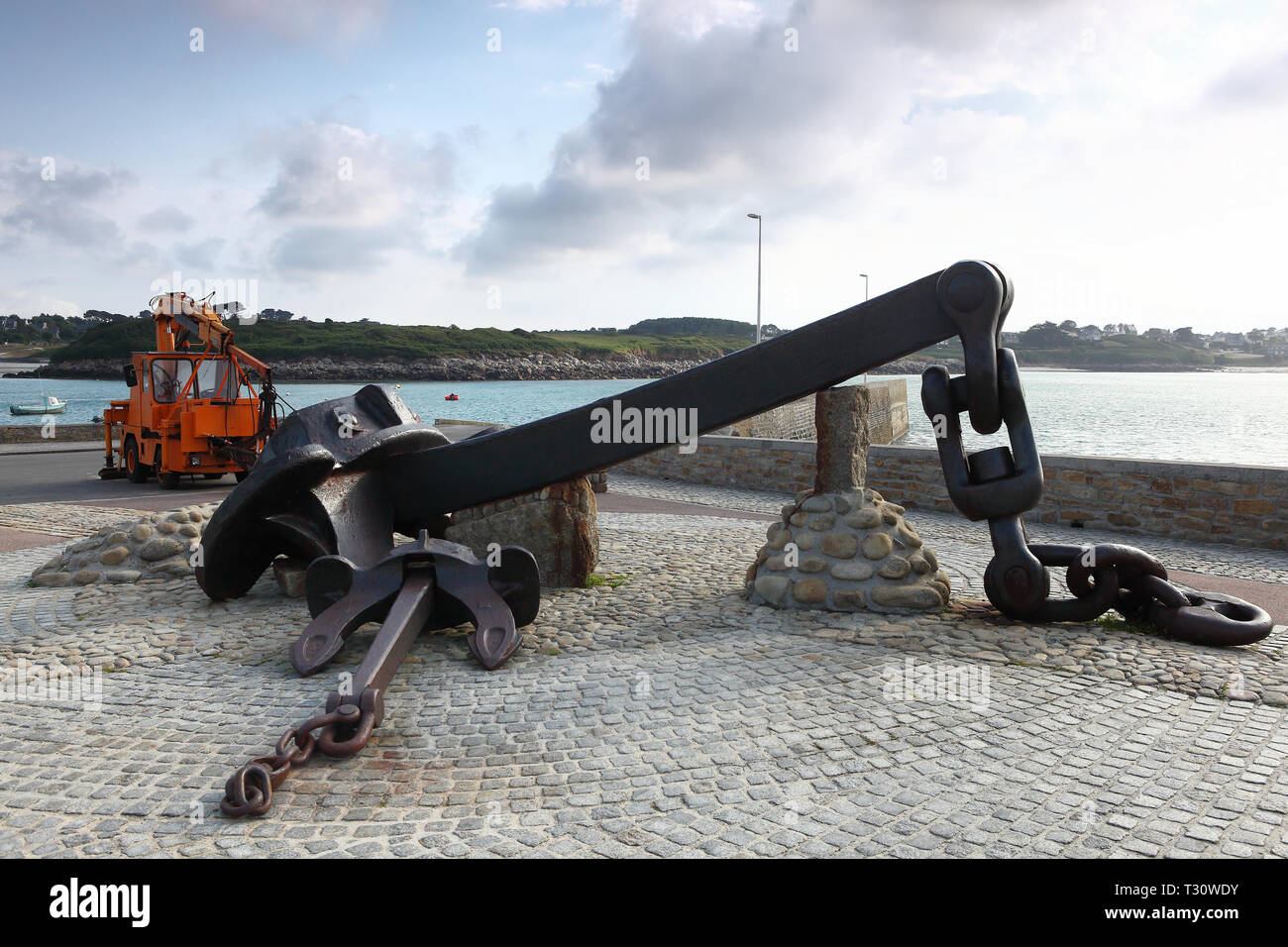 Plogoff, Frankreich. 02nd Aug, 2018. View of the anchor in the harbor of the sunken oil tanker Amocco Cadiz in Portsall, near Ploudalmézeau | usage worldwide Credit: dpa/Alamy Live News Stock Photo