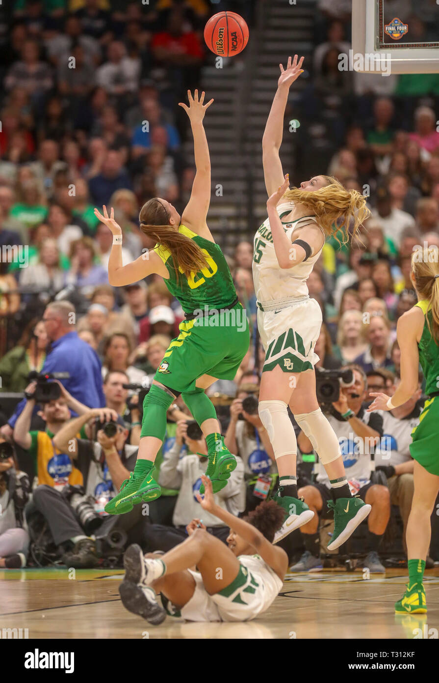 Tampa, Florida, USA. 5th Apr, 2019. DIRK SHADD | Times.Oregon Ducks guard Sabrina Ionescu (20), left, battles for the control of the ball with Baylor Lady Bears forward Lauren Cox (15) during the first half of their NCAA Women's Final Four semi-final game Friday, April 5, 2019 in Tampa. Credit: Dirk Shadd/Tampa Bay Times/ZUMA Wire/Alamy Live News Stock Photo