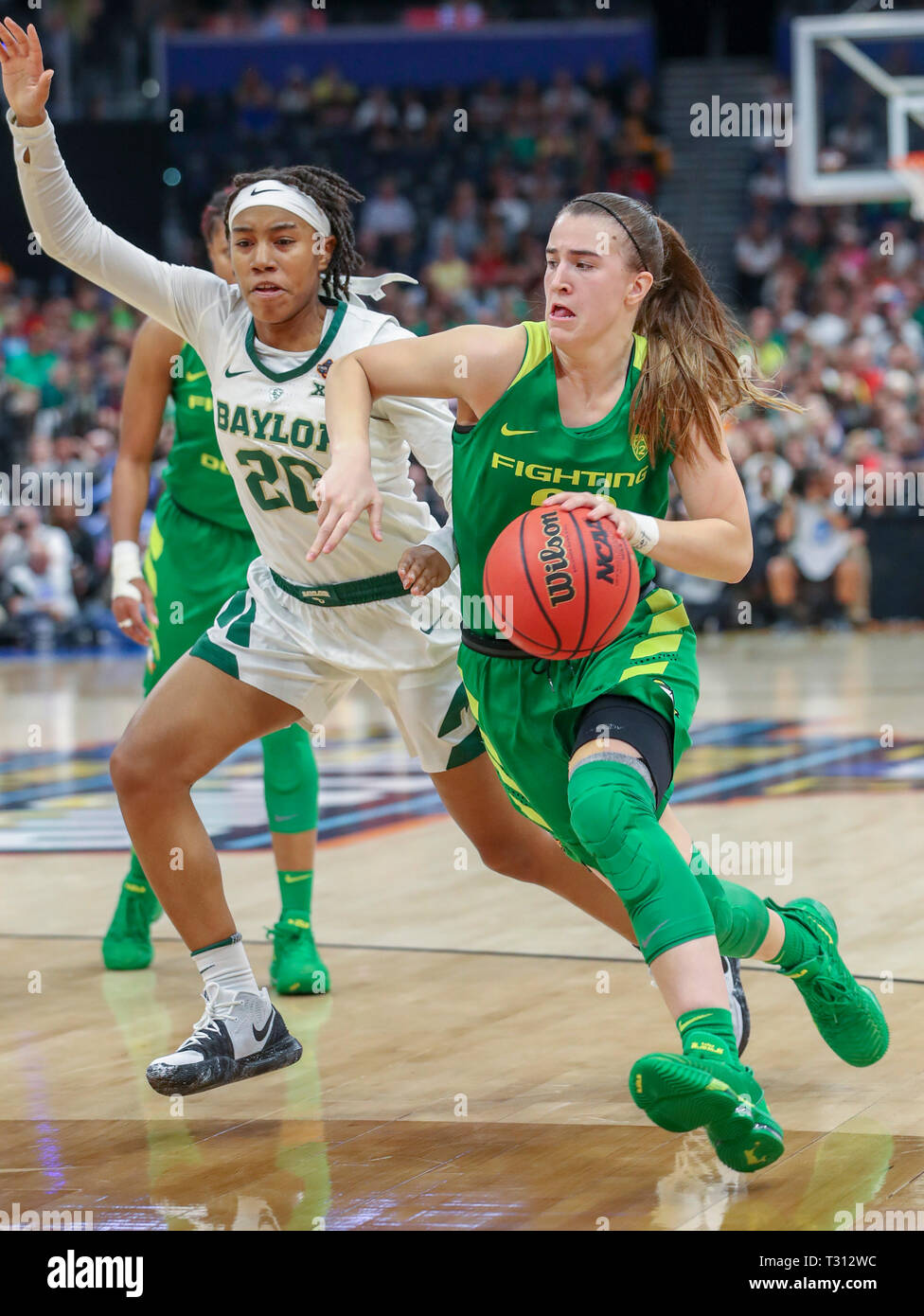 Tampa, Florida, USA. 5th Apr, 2019. DIRK SHADD | Times.Oregon Ducks guard Sabrina Ionescu (20), right, drives the lane against Baylor Lady Bears guard Juicy Landrum (20) during the second half of their NCAA Women's Final Four semi-final game Friday, April 5, 2019 in Tampa. Credit: Dirk Shadd/Tampa Bay Times/ZUMA Wire/Alamy Live News Stock Photo