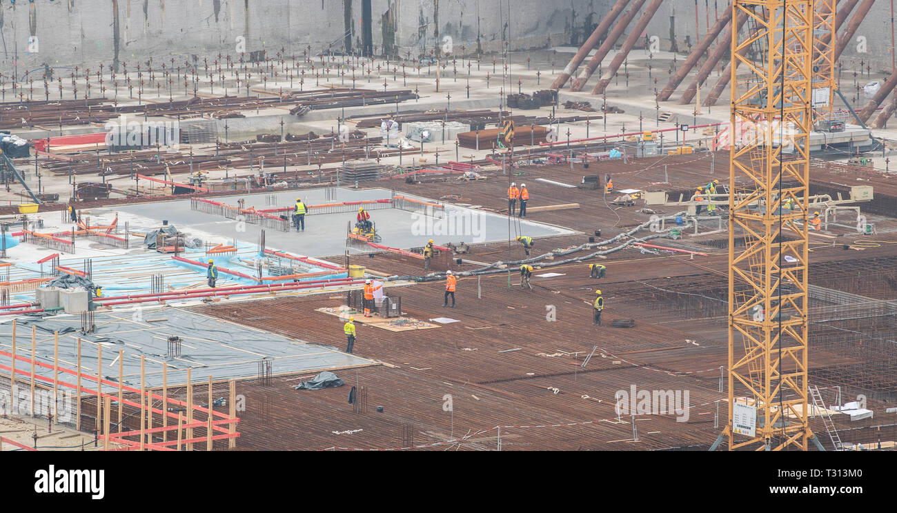Hamburg, Germany. 05th Apr, 2019. Numerous people work on the construction site for the southern Überseequartier in Hafencity. Credit: Daniel Reinhardt/dpa/Alamy Live News Stock Photo
