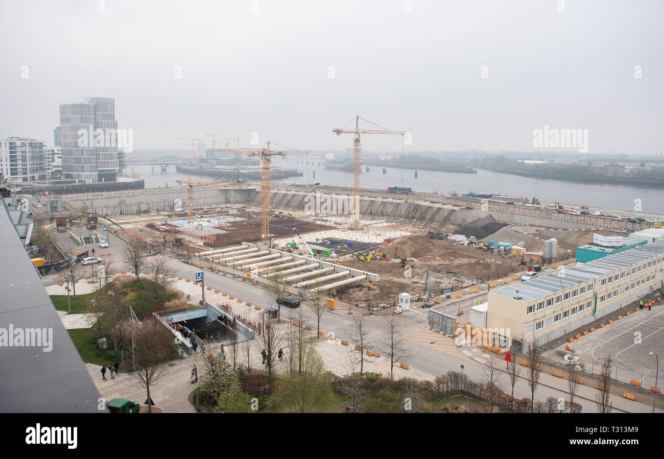 Hamburg, Germany. 05th Apr, 2019. Numerous people work on the construction site for the southern Überseequartier in Hafencity. Credit: Daniel Reinhardt/dpa/Alamy Live News Stock Photo