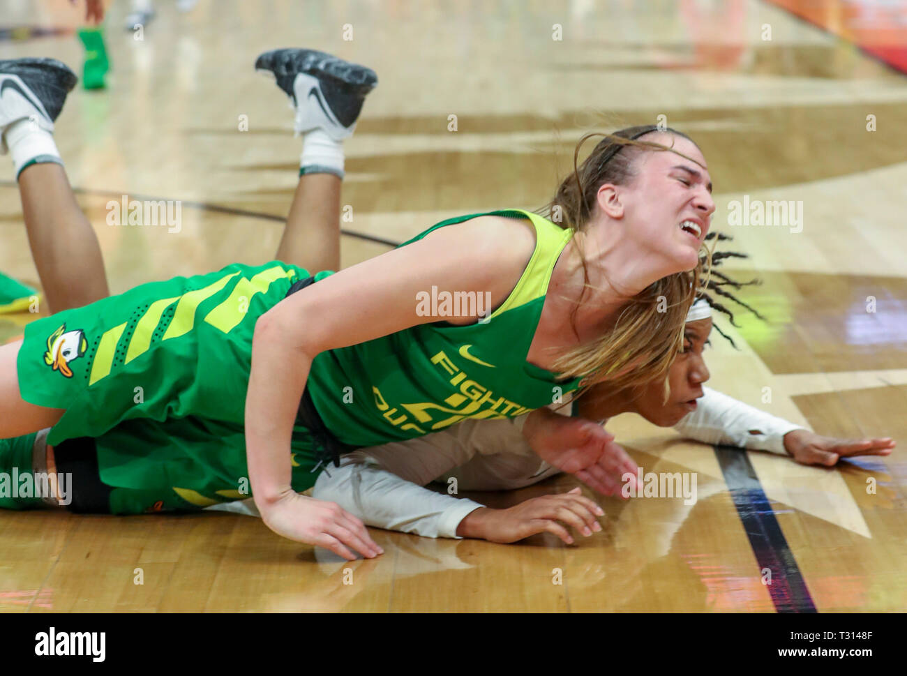 Tampa, Florida, USA. 5th Apr, 2019. DIRK SHADD | Times.Oregon Ducks guard Sabrina Ionescu (20) falls to the floor along with Baylor Lady Bears guard Juicy Landrum (20) while chasing the loose ball during the second half of their NCAA Women's Final Four semi-final game Friday, April 5, 2019 in Tampa. Credit: Dirk Shadd/Tampa Bay Times/ZUMA Wire/Alamy Live News Stock Photo